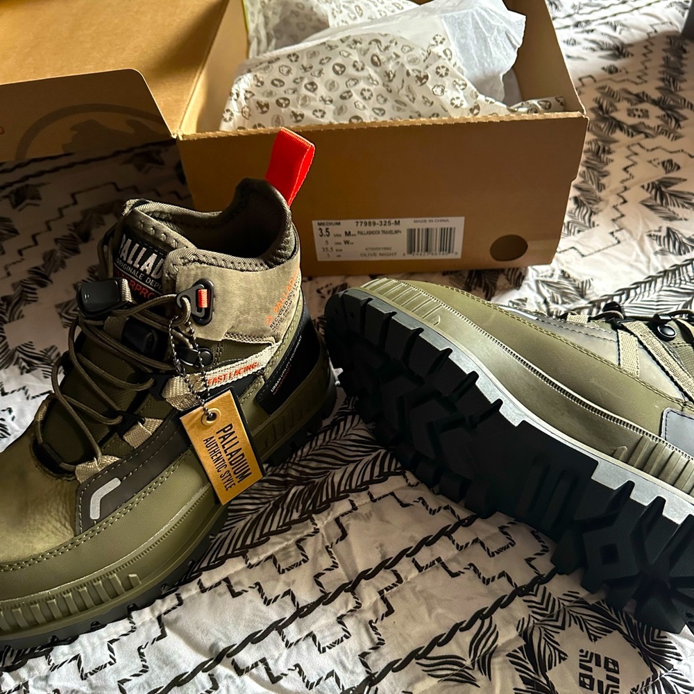 Palladium Green and Black Outdoor Boots with Ankle Support